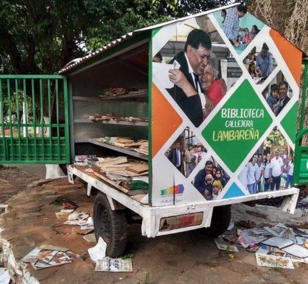 Inadaptados destruyen biblioteca callejera en Lambaré - ADN Paraguayo