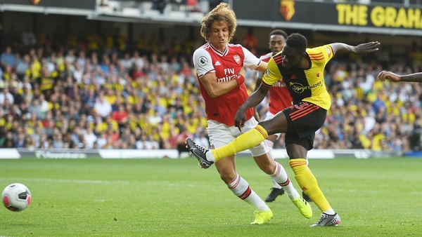 Arsenal resbala ante Watford y se aleja