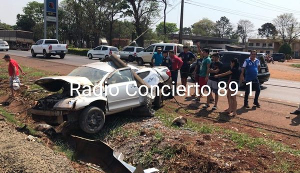 Mujer se salva de milagro tras violento choque
