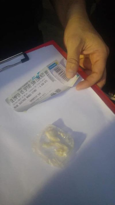 Demoran a 10 barras en ingreso al estadio, uno de ellos con droga - Nacionales - ABC Color