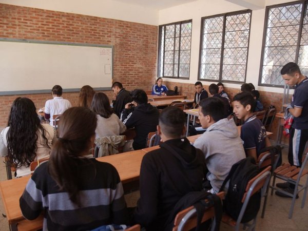 Padres plantean medidas legales por falta de docentes en colegios