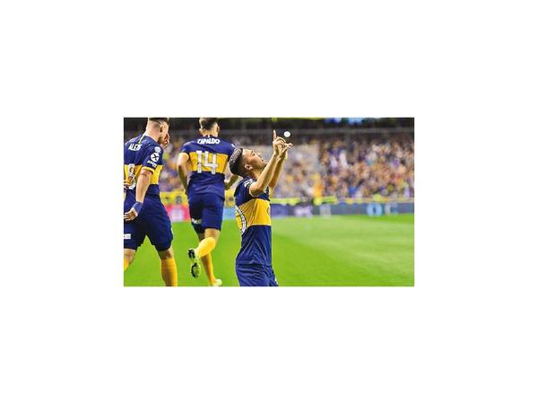 Boca es el nuevo líder y Maradona debutó con caída