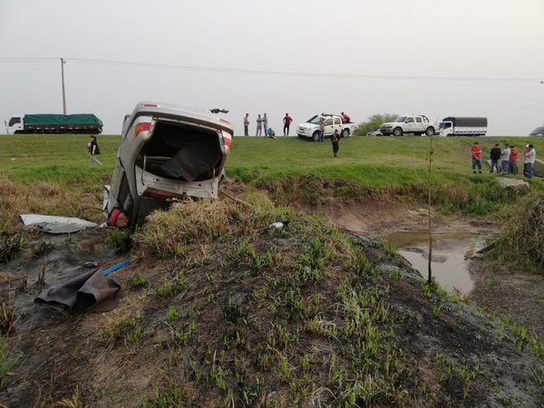 Dos hombres fallecen tras vuelco de vehículo en Misiones