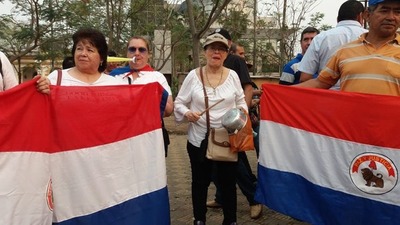 Familiares y policías retirados se movilizan en varios puntos del país » Ñanduti