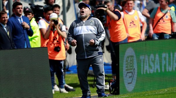 Derrota del Gimnasia de Maradona y Boca Juniors lidera el fútbol en Argentina - .::RADIO NACIONAL::.