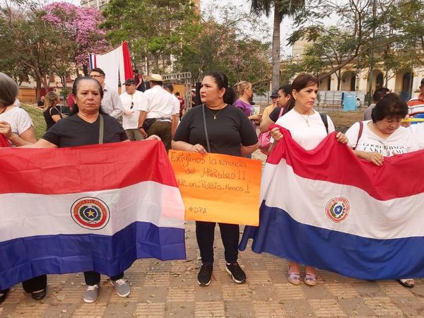 Policías retirados y familiares de activos se movilizan en todo el país - Nacionales - ABC Color