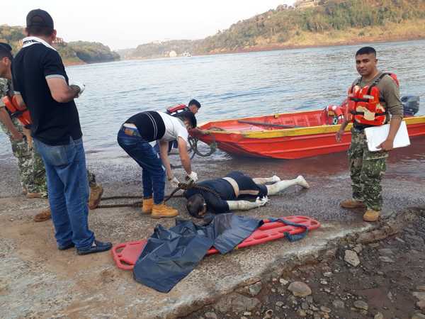 Hallan cadáver de un hombre flotando en aguas del Paraná