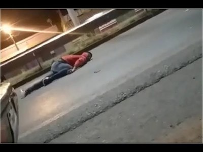 CARRERAS CLANDESTINAS: CAYÓ DE LA MOTO Y DE MILAGRO NO LE PASARON ENCIMA