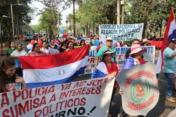 Inédito: policías retirados y familiares se movilizan y exigen renuncia de Villamayor - ADN Paraguayo