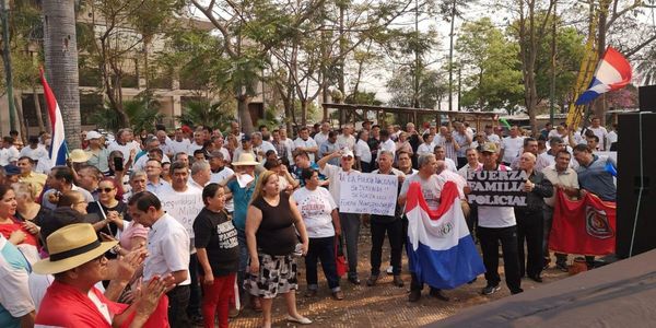 Policías piden salida de Villamayor y rechazan a militares en las calles