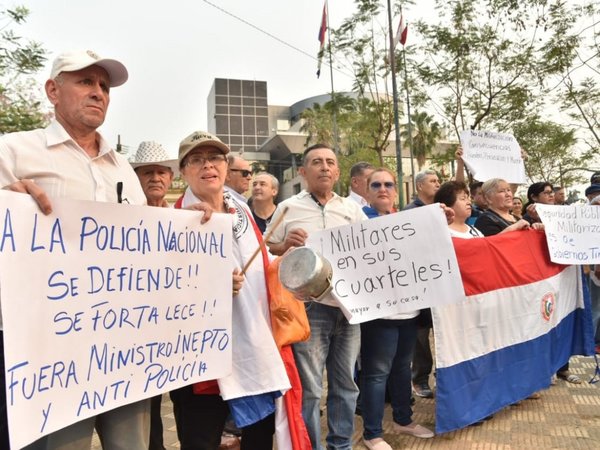 Familiares de policías y agentes retirados marchan por la salida de Villamayor