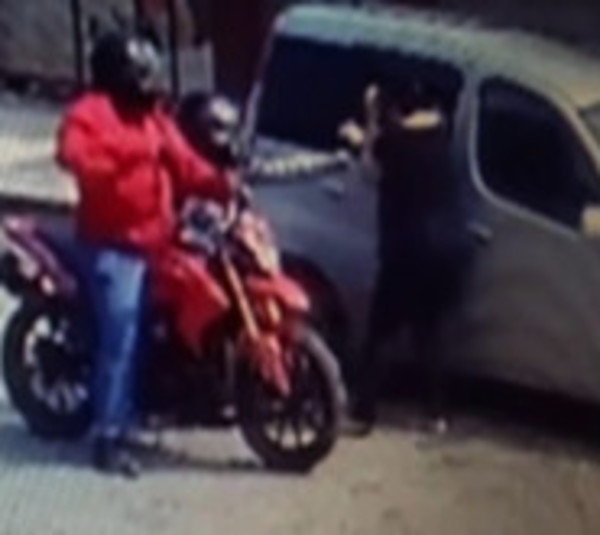 Captan a motochorros robando a empresaria - Paraguay.com