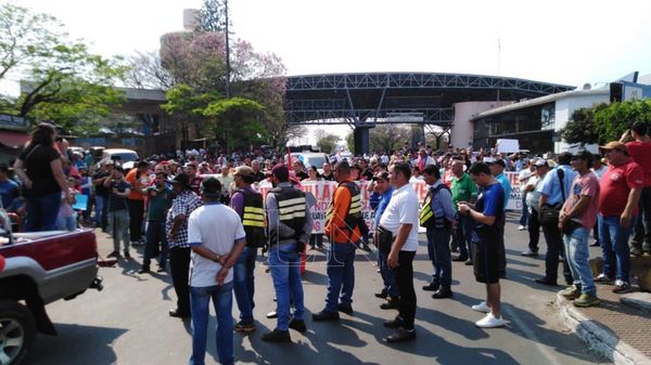 Cierran paso fronterizo en CDE: “que se vaya Villamayor”, el pedido unánime