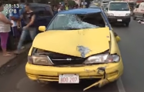 Taxi arrolla y mata a una joven