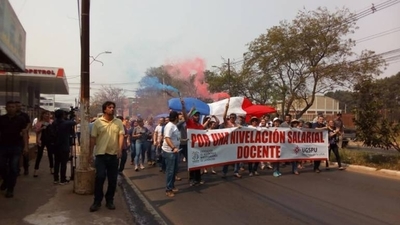 HOY / Paro en la UNA: bloqueo de avenidas seguirá hasta que Hacienda remita nivelación salarial docente