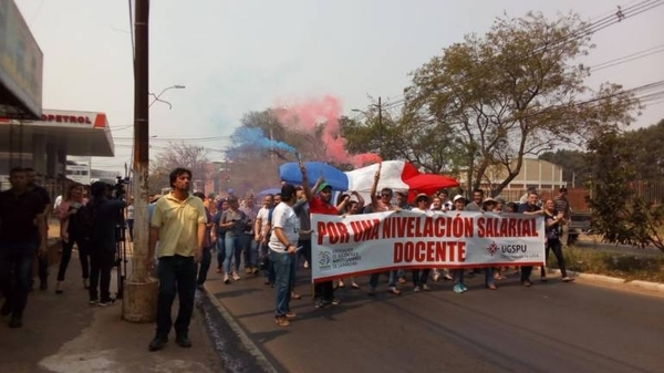 HOY / Paro en la UNA: bloqueo de avenidas seguirá hasta que Hacienda remita nivelación salarial docente