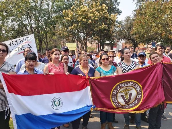 Docentes de la UNA cierran carril sobre Mcal. López - Nacionales - ABC Color