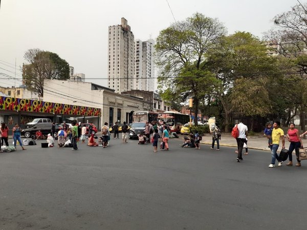 Nativos cierran calle a la altura de Plaza Uruguaya: acusan plan de despojo de sus tierras - ADN Paraguayo