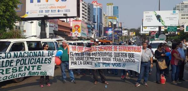 Policías retirados en CDE bloquearon paso vehicular en Aduanas exigiendo salida de Villamayor - ADN Paraguayo