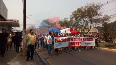 Docentes cierran Mcal. López en reclamo de nivelación salarial