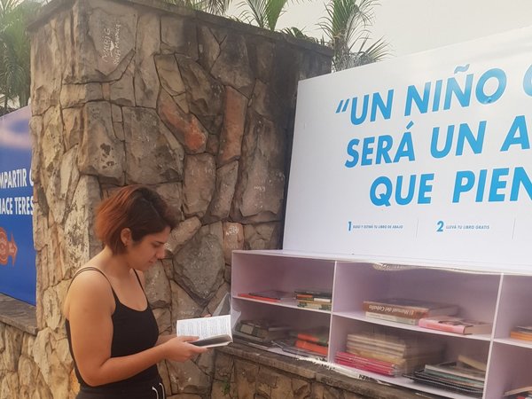 Colegio de Asunción instaló una biblioteca callejera