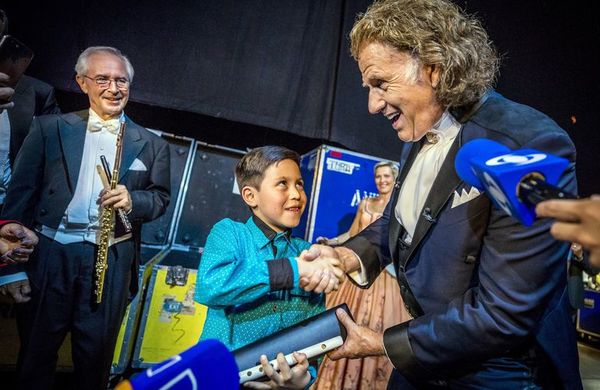 André Rieu obsequia flauta a niño colombiano que animó su concierto en Bogotá  - Música - ABC Color
