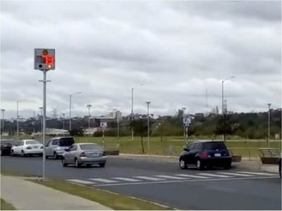 Instalan radares para medir velocidad de vehículos en la Costanera
