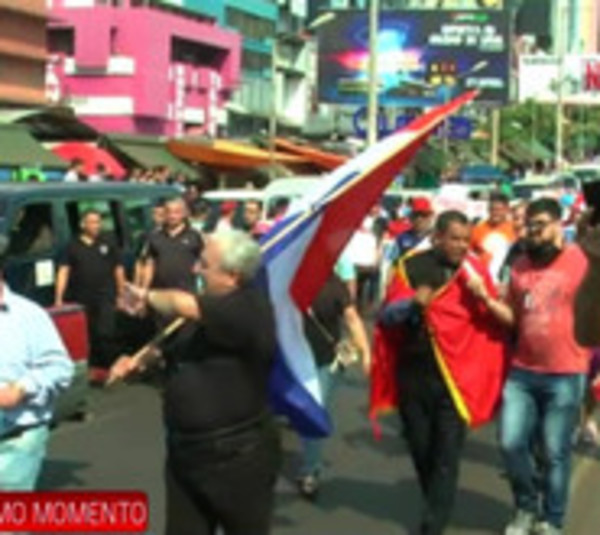 Policías retirados se movilizan exigiendo renuncia de Villamayor - Paraguay.com
