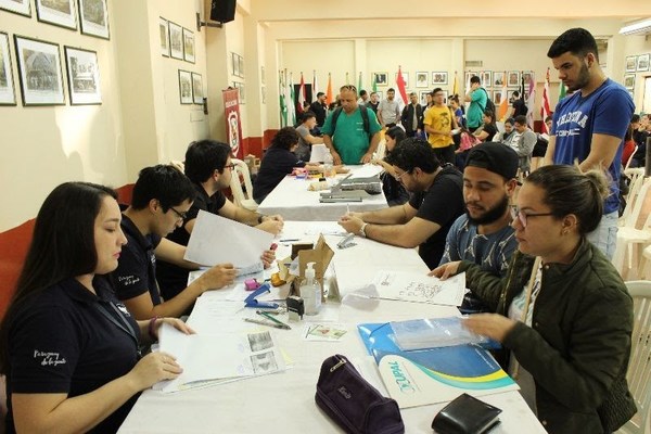 Unos 658 extranjeros realizaron trámites de radicación en CDE - ADN Paraguayo