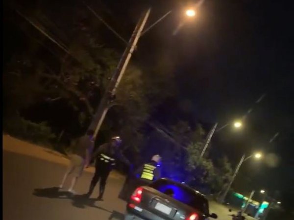 Zorros lo obligaron a bajar de su auto por manejar borracho