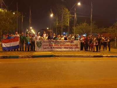 Docentes y estudiantes de la UNA se manifiestan en la rotonda de Caaguazú