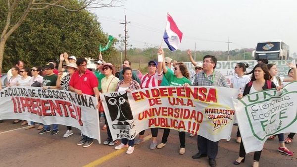Cierran ruta en reclamo de equiparación salarial en Paraguarí - Nacionales - ABC Color