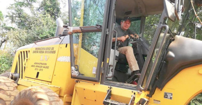 Concejal pone  manos a la obra sobre su tractor