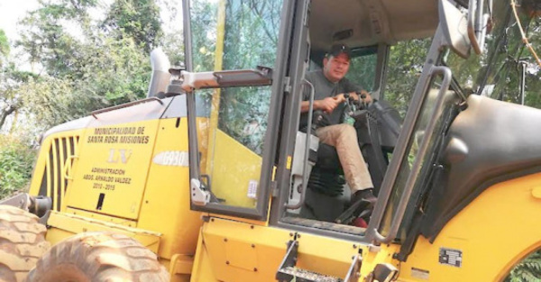 Concejal pone manos a la obra sobre su tractor