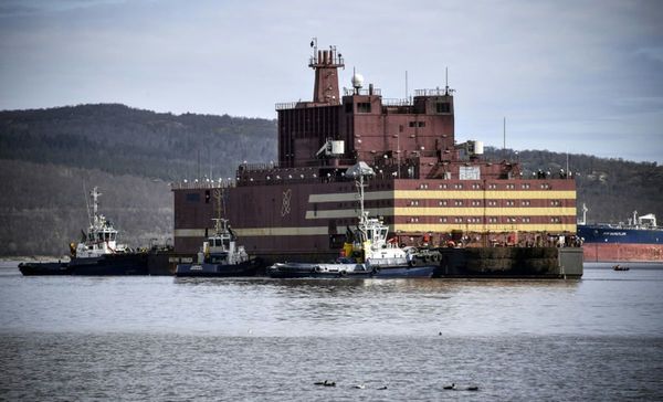 La primera central nuclear flotante llega a su puerto