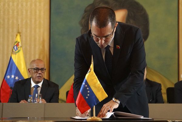 Maduro firma pacto con opositores que abre nueva fisura a Guaidó