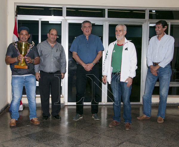 Un debutante ganó la carrera central