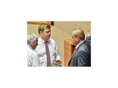 Destitución y juicio oral para el intendente de San Carlos