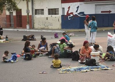 Nativos usan a bebés en cierre de calles - Locales - ABC Color