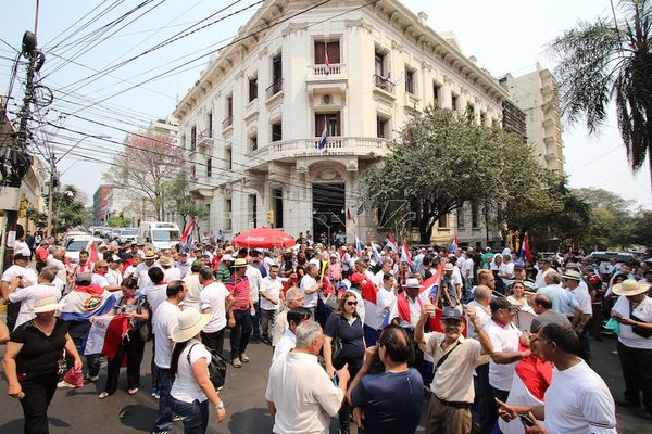 Manifestantes repudiaron gestión de Villamayor y exigieron su renuncia