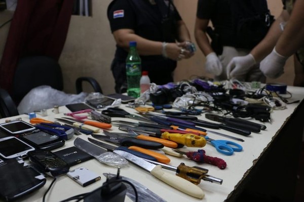 Varios objetos prohibidos incautados tras intervención en el Buen Pastor