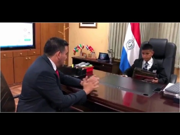 NIÑO LUSTRA BOTAS SUEÑA CON SER MINISTRO DE EDUCACIÓN