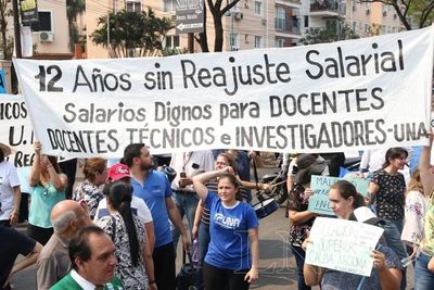 Docentes y funcionarios de la UNA marchan hasta Hacienda
