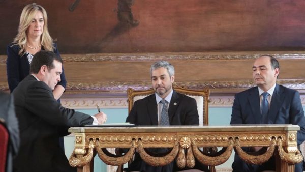 Tras escándalo toman juramento a nuevo Embajador