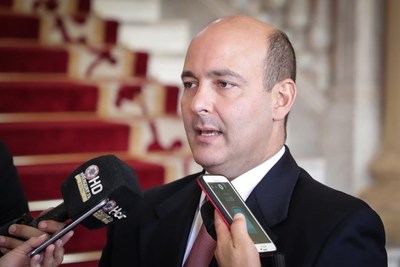 “Irritantes privilegios” de funcionarios llevados por Peralta Vierci a Mitic, denuncian - ADN Paraguayo