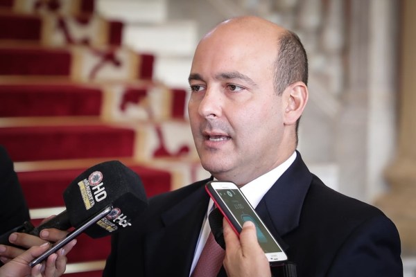 “Irritantes privilegios” de funcionarios llevados por Peralta Vierci a Mitic, denuncian - ADN Paraguayo