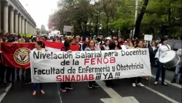 HOY / Paro UNA: docentes y estudiantes marchan hasta el Ministerio de Hacienda