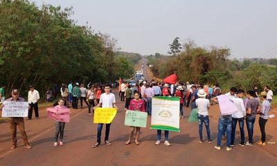 Reclaman recorte a la UNE con cierre de ruta en Minga Porã