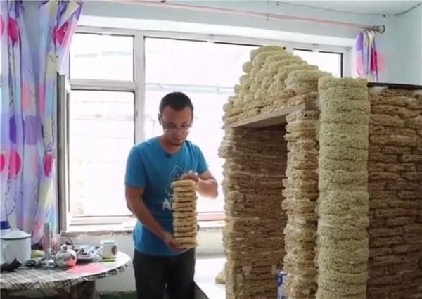 Construye casa de sus sueños usando 2.000 paquetes de fideos vencidos