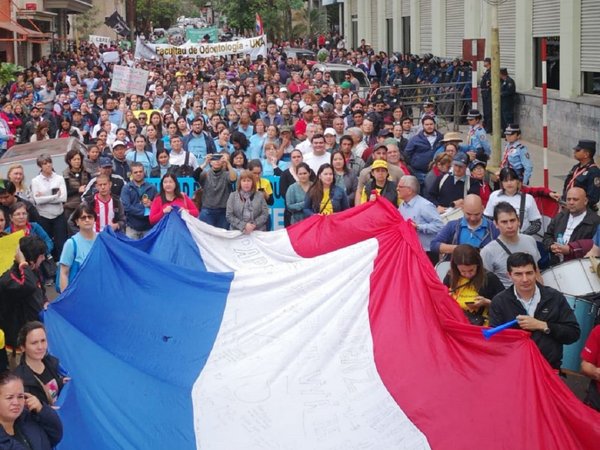 UNA: Docentes se manifiestan en el microcentro por nivelación salarial